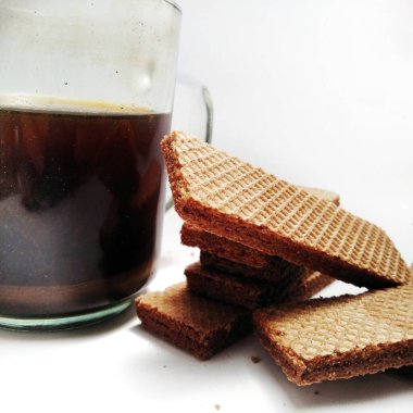 Beyaz arka planda izole edilmiş lezzetli çikolatalı gofretler. arkaplan, kapak, pankart, reklam ve daha fazlası için.