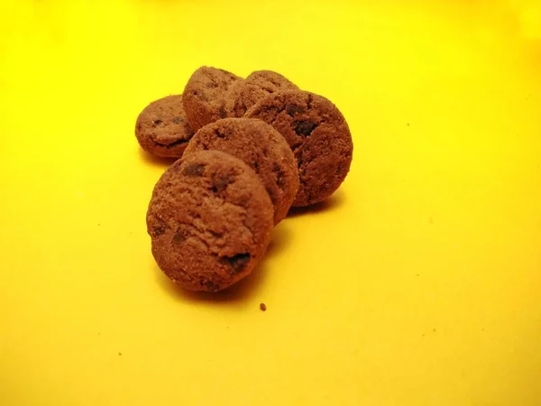 Mini Galletas Chispas Chocolate Sobre Fondo Amarillo Para Fondos Cubiertas —  Fotos de Stock