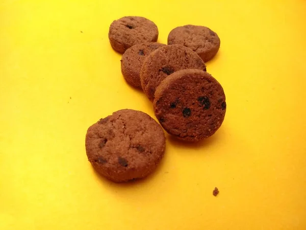 Mini Galletas Chispas Chocolate Sobre Fondo Amarillo Para Fondos Cubiertas —  Fotos de Stock