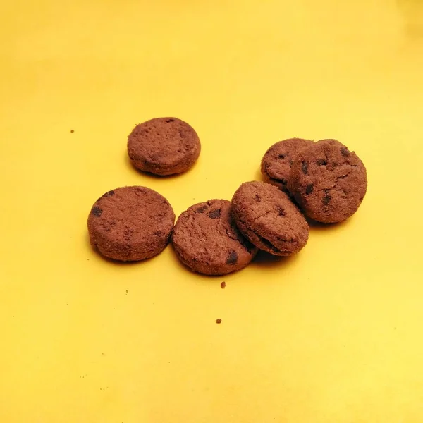 Mini Cookies Aux Pépites Chocolat Sur Fond Jaune Pour Décors — Photo
