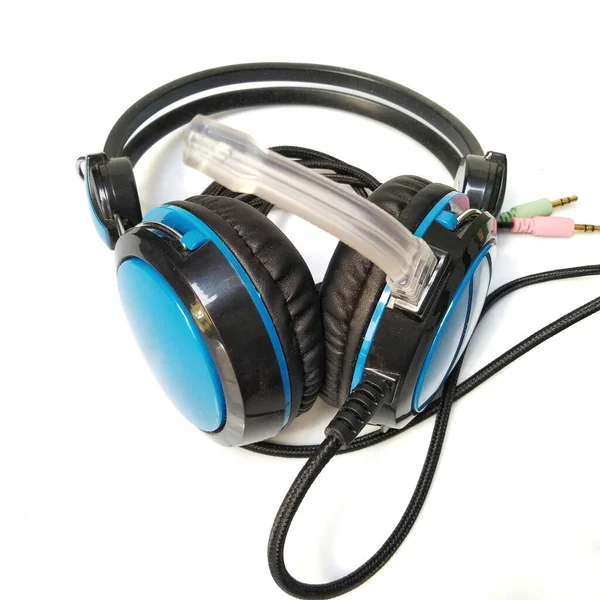 Beyaz arkaplanda izole kulaklıklar