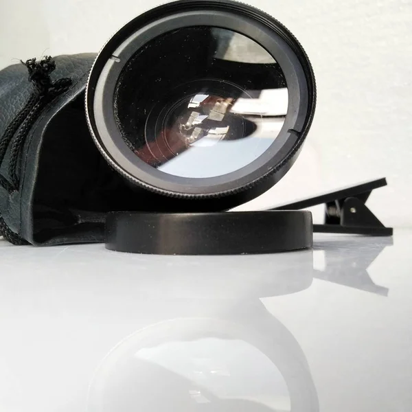 Akıllı telefon için beyaz arkaplanda izole edilmiş makro kamera lensi