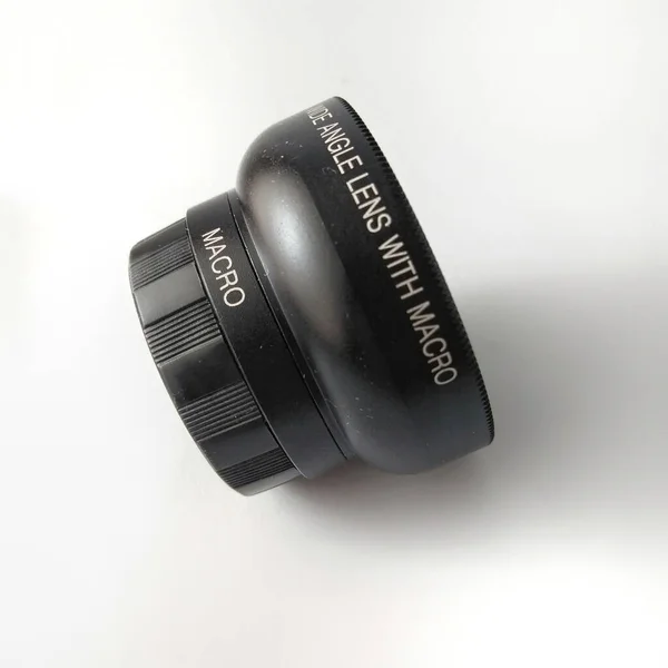 Akıllı telefon için beyaz arkaplanda izole edilmiş makro kamera lensi