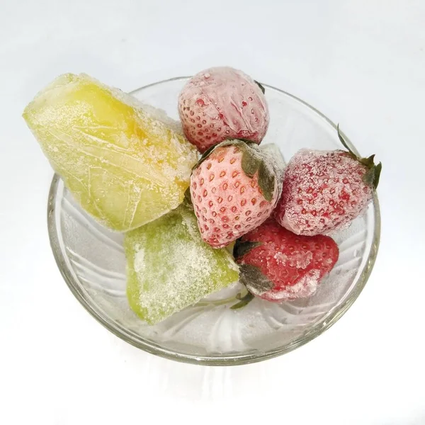 Gefrorene Erdbeere Und Gefrorene Melone Isoliert Auf Weißem Hintergrund — Stockfoto