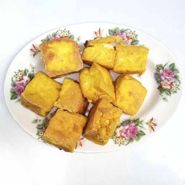 Gebratener Tofu Auf Einem Weißen Teller Auf Weißem Hintergrund — Stockfoto