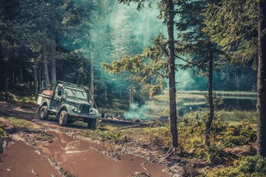 Macera turizmi sabahları çam ağacı orman manzarasında, açık deniz kenarında kamp kurar. Tüm tekerli off-road arabasında konsept yolculuk. Vahşi doğada yaz kampı. Turizm, yürüyüş, yaşam tarzı..