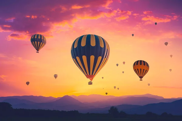 Atemberaubender Rosa Orangefarbener Sonnenaufgang Mit Bunten Heißluftballons Über Spektakulären Gebirgszügen — Stockfoto