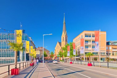 Villach - Temmuz 2020, Avusturya: Drau Nehri üzerindeki Köprü manzarası