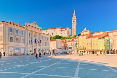 Piran - Temmuz 2020, Slovenya: Renkli mimari ve yürüyen insanlarla Piran (Tartini Meydanı) 'nın ana meydanı