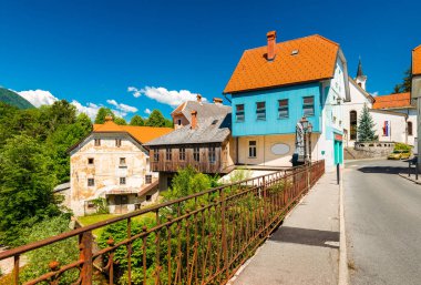 Slovenya 'nın küçük Sloven kenti Skofja Loka' daki Capuchin Köprüsü (Kamniti en çok) manzarası