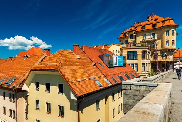 Maribor - Haziran 2020, Slovenya: Eski Köprü 'den (Glavni Most) kırmızı çatılı eski tarihi bina 