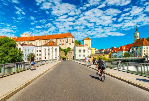 Steyer 2020年6月 オーストリア 美しいオーストリアの街Steyrの中心に向かって橋を渡って自転車に乗っている男 — ストック写真
