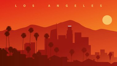 Gün batımında Los Angeles şehir merkezinde. Arka planda dağlar ve ön planda palmiyeler olan siluet silueti, Kaliforniya, ABD