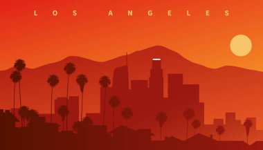 Gün batımında Los Angeles şehir merkezinde. Arka planda dağlar ve ön planda palmiyeler olan siluet silueti, Kaliforniya, ABD