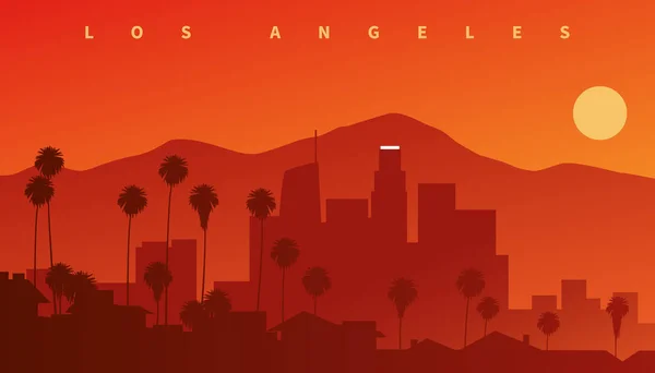 Gün batımında Los Angeles şehir merkezinde. Arka planda dağlar ve ön planda palmiyeler olan siluet silueti, Kaliforniya, ABD