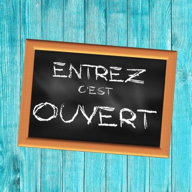 Come in, it's open written in chalk in French on a black slate on a blue wooden slat background