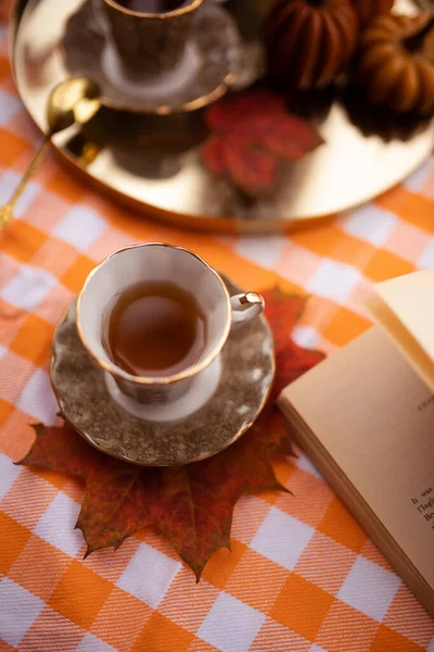 Bodegón Otoño Con Velas Forma Calabazas Taza Hojas Otoño Tetera —  Fotos de Stock