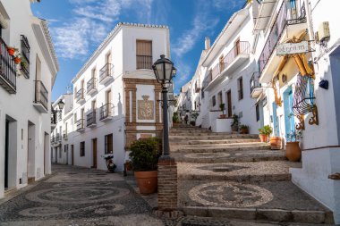 FRIGILIANA, SPAIN - 28 Ocak 2022: Güney İspanya 'da yer alan Frigiliana, tepelerde, beyaz evleri ve küçük yolları olan bir turistik seyahat merkezidir. Tipik Endülüs dili