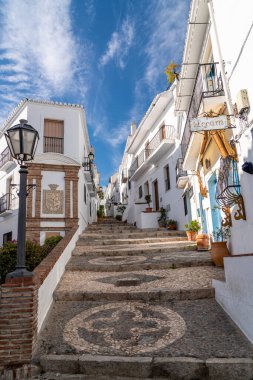 FRIGILIANA, SPAIN - 28 Ocak 2022: Güney İspanya 'da yer alan Frigiliana, tepelerde, beyaz evleri ve küçük yolları olan bir turistik seyahat merkezidir. Tipik Endülüs dili