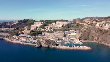 Geri geri git ve La Herradura şehrinin üzerine eğil. Granada, İspanya. İspanya 'nın güneyindeki güzel sahil şehri. Tepelerdeki liman ve lüks şehirlerin manzarası. Turistik seyahat beldesi