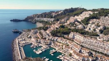 Geri geri uçup La Herradura şehrine yönelin. Granada, İspanya. İspanya 'nın güneyindeki güzel sahil şehri. Tepelerdeki liman ve lüks şehirlerin manzarası. Turistik seyahat beldesi