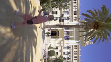 Malaga, İspanya - 21 Nisan 2022: Malaga şehrinin Townhall binası. Neobarok bir tarzı var. Mimarlar Guerrero Strachan ve Rivera Vera 'nın işi. Dikey videoyu sabitle