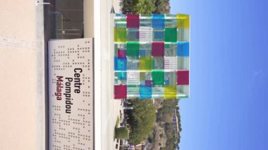 Malaga, İspanya - 21 Şubat 2022: Centre Pompidou Malaga, modern ve çağdaş sanat müzesi. İspanya 'nın Malaga limanında yer alan binanın adı Küp. Dikey görüntüler sabitlendi