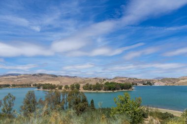 Guadalhorce Gölü, İspanya 'nın güneyinde, Ardales City yakınlarında. Ünlü turizm merkezi ve başlangıç noktası El Caminito del Rey Kralın Küçük Yolu, dünyanın en tehlikeli geçidi.