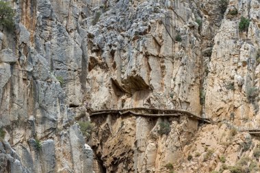 El Caminito del Rey 'in (Kralın Küçük Yolu) panoramik manzarası, İspanya' nın Mlaga ilindeki Ardales yakınlarında, El Chorro 'da dar bir boğazın sarp duvarları boyunca sabitlenmiş.