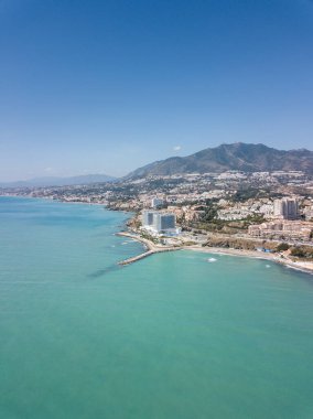 Güzel Endülüs şehri Benalmadena 'nın hava perspektifi. İspanya 'nın güneyinde Costa del Sol' da ünlü bir turistik yer bulunmaktadır. Zümrüt rengi. Altın mil plajı. Malaga Eyaleti