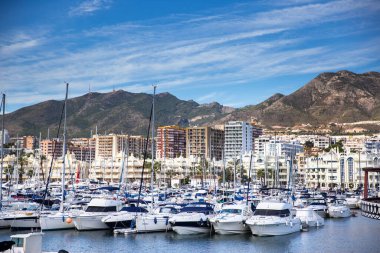 Marina Benalmadena körfezi üzerinde panoramik manzara. Yelkenli sezonunun sonuna kadar tekneler kenetlendi.
