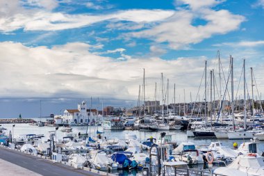 Marina Benalmadena körfezi üzerinde panoramik manzara. Yelkenli sezonunun sonuna kadar tekneler kenetlendi.