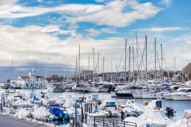 Marina Benalmadena körfezi üzerinde panoramik manzara. Yelkenli sezonunun sonuna kadar tekneler kenetlendi.