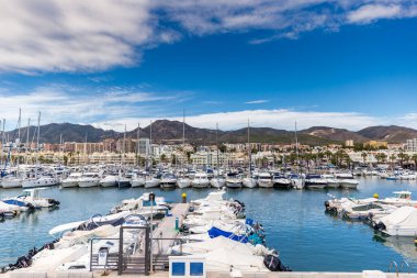 Marina Benalmadena körfezi üzerinde panoramik manzara. Yelkenli sezonunun sonuna kadar tekneler kenetlendi.