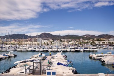 Marina Benalmadena körfezi üzerinde panoramik manzara. Yelkenli sezonunun sonuna kadar tekneler kenetlendi.