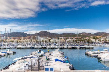 Marina Benalmadena körfezi üzerinde panoramik manzara. Yelkenli sezonunun sonuna kadar tekneler kenetlendi.