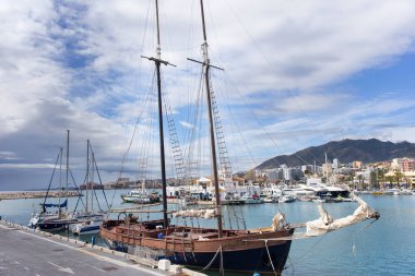Yaşlı ağaç balıkçı teknesi Benalmadena Marina Körfezi 'ne yanaştı.