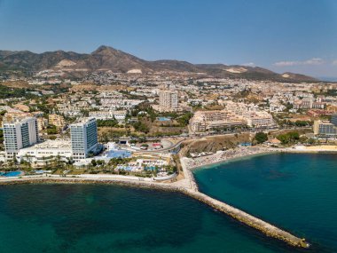 Güzel Endülüs şehri Benalmadena 'nın hava perspektifi. İspanya 'nın güneyinde Costa del Sol' da ünlü bir turistik yer bulunmaktadır. Zümrüt rengi. Altın mil plajı. Malaga Eyaleti