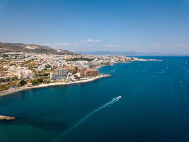 Güzel Endülüs şehri Benalmadena 'nın hava perspektifi. İspanya 'nın güneyinde Costa del Sol' da ünlü bir turistik yer bulunmaktadır. Zümrüt rengi. Altın mil plajı. Malaga Eyaleti