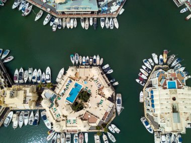 Güney İspanya 'nın popüler turistik merkezi Benalmadena' dan Puerto Mariana 'nın havadan görünüşü, Malaga