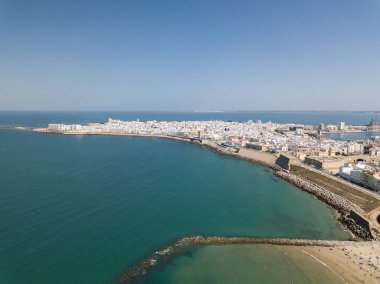 Cadiz Şehri 'nin panoramik görüntüsü. Şehrin güney kısmının manzarası. Arka planda ticari liman var. Costa de Luz - İspanya