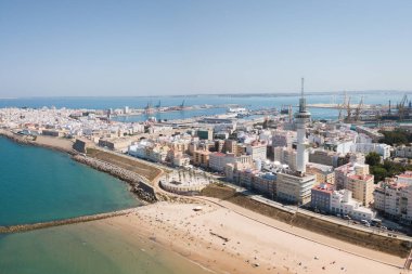 Cadiz Şehri 'nin panoramik görüntüsü. Şehrin güney kısmının manzarası. Arka planda ticari liman var. Costa de Luz - İspanya
