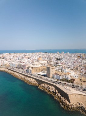 Cadiz Şehri 'nin panoramik görüntüsü. Şehrin güney kısmının manzarası. Arka planda ticari liman var. Costa de Luz - İspanya