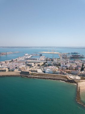 Cadiz Şehri 'nin panoramik görüntüsü. Şehrin güney kısmının manzarası. Arka planda ticari liman var. Costa de Luz - İspanya