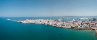 Cadiz Şehri 'nin panoramik görüntüsü. Şehrin güney kısmının manzarası. Arka planda ticari liman var. Costa de Luz - İspanya