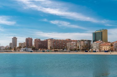 Fuengirola şehrinin panoramik manzarası. Şehrin gezinti alanı, Los Boliches Sahili ve San Francisco Sahili. Costa del Sol 'da turistik seyahat