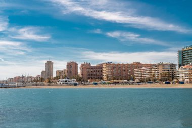 Fuengirola şehrinin panoramik manzarası. Şehrin gezinti alanı, Los Boliches Sahili ve San Francisco Sahili. Costa del Sol 'da turistik seyahat