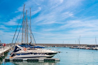 Fuengirola, İspanya - 09 Mart 2022: Fuengirola şehrinin limanından görüntü. Restoranların önüne kenetlenmiş restoran ve barların, teknelerin ve yatların olduğu gezinti alanı. Meşhur seyahat yeri