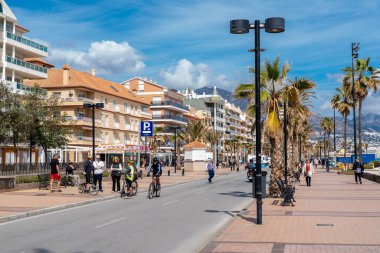 Fuengirola, İspanya - 09 Mart 2022: Fuengirola şehrinin Malaga 'daki güzel sokakları. İspanya 'nın güneyinde ünlü bir seyahat yeri. Şehir merkezi binaları ve liman dairesi manzarası