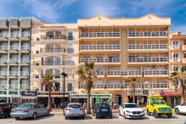 Fuengirola, İspanya - 09 Mart 2022: Fuengirola şehrinin Malaga 'daki güzel sokakları. İspanya 'nın güneyinde ünlü bir seyahat yeri. Şehir merkezi binaları ve liman dairesi manzarası